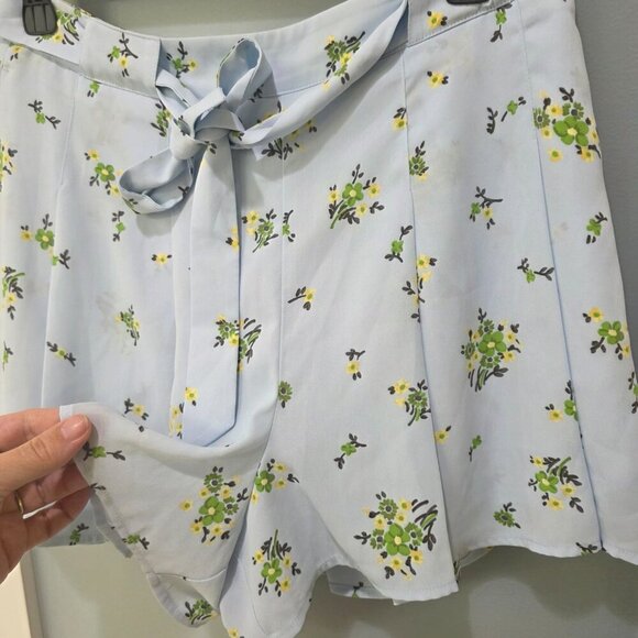 Sunday Best Women’s Blue Floral Pleated Tie Waist Shorts – Size 8 – Lightweight - Picture 2 of 8